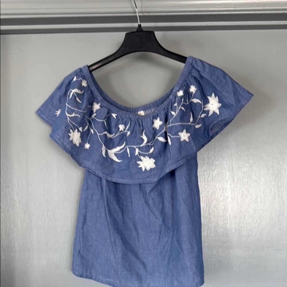 Roper Women's Blue Chambray Floral Embroidery Off Shoulder Ruffle  Top sz S